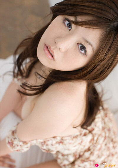 Daring and youthful all gravure model Momoka Matsushita charming and bewitching