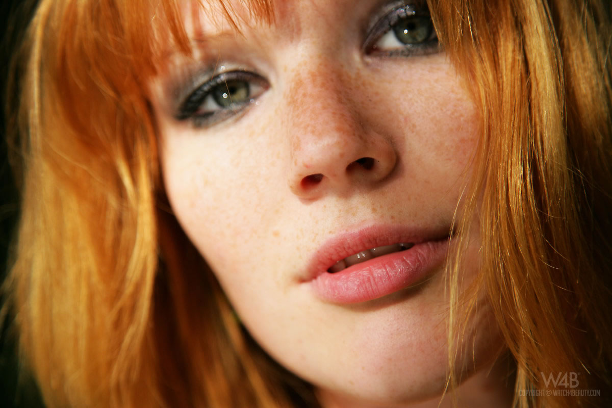 Lynette in Watch4Beauty set Freckled