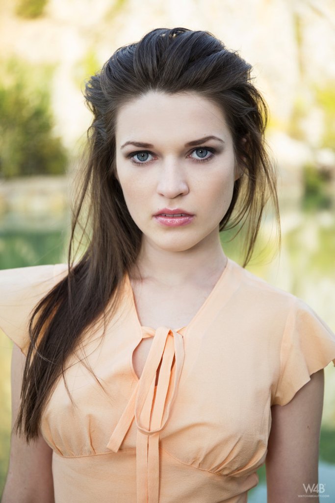 Serena in Watch4Beauty set Quarry