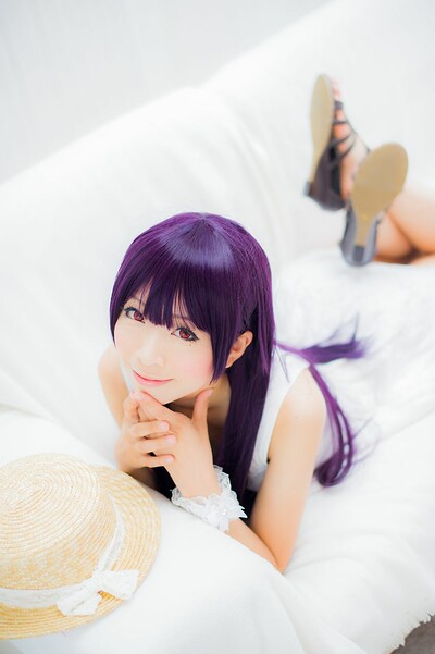 Tempting Babe Yuki Mashiro erotically poses in Kuroneko 1