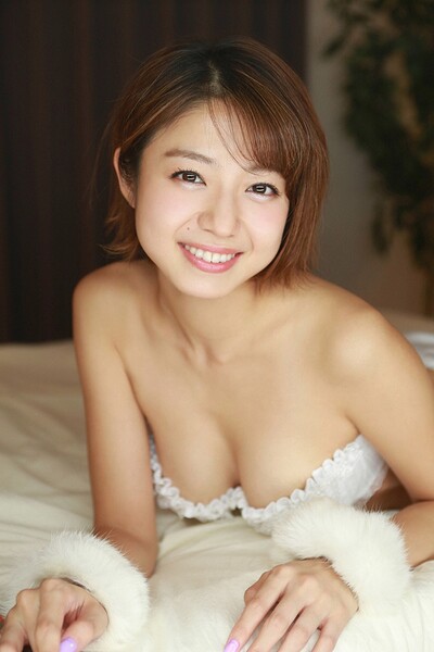 Sweet and charming vixen Shizuka Nakamura bares her smoking hot body in Holiday Tease