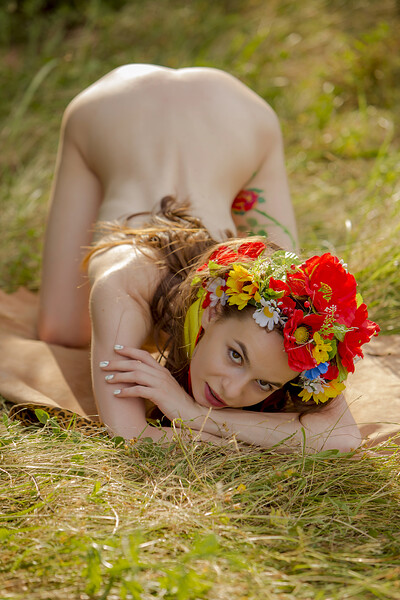 All natural and smoking hot Amy poses naked in nature with her body painted