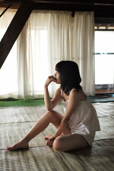 Graceful all gravure model Erina Mano bares her smoking hot body in First Date