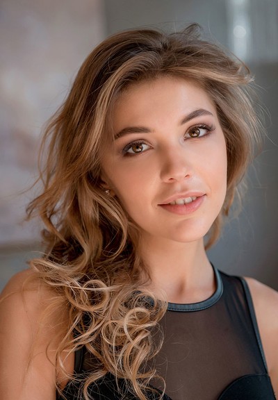 Kaitlin in MPL Studios set Contemporary