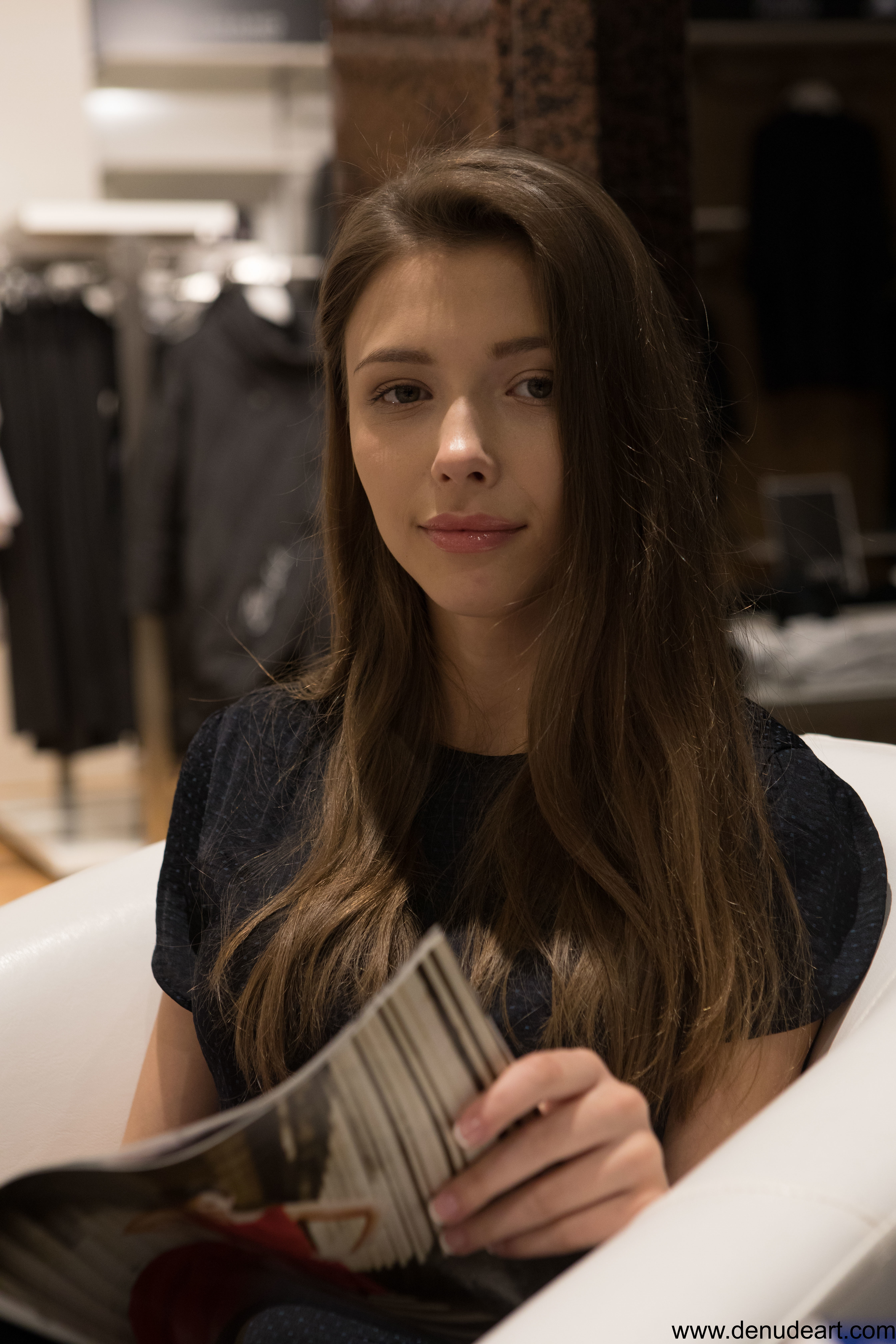 Mila Azul in Denudeart set Shopping 1