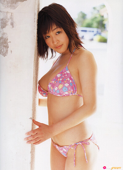 Smoking allgravure girl Risa Shimamoto stuns everyone with her seductive body in Ichigo Juice