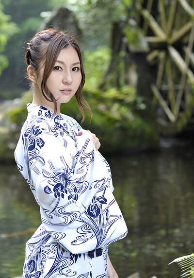Sexy yet charming allgravure girl Yui Tatsumi delightfully poses in Autumn Springs 3