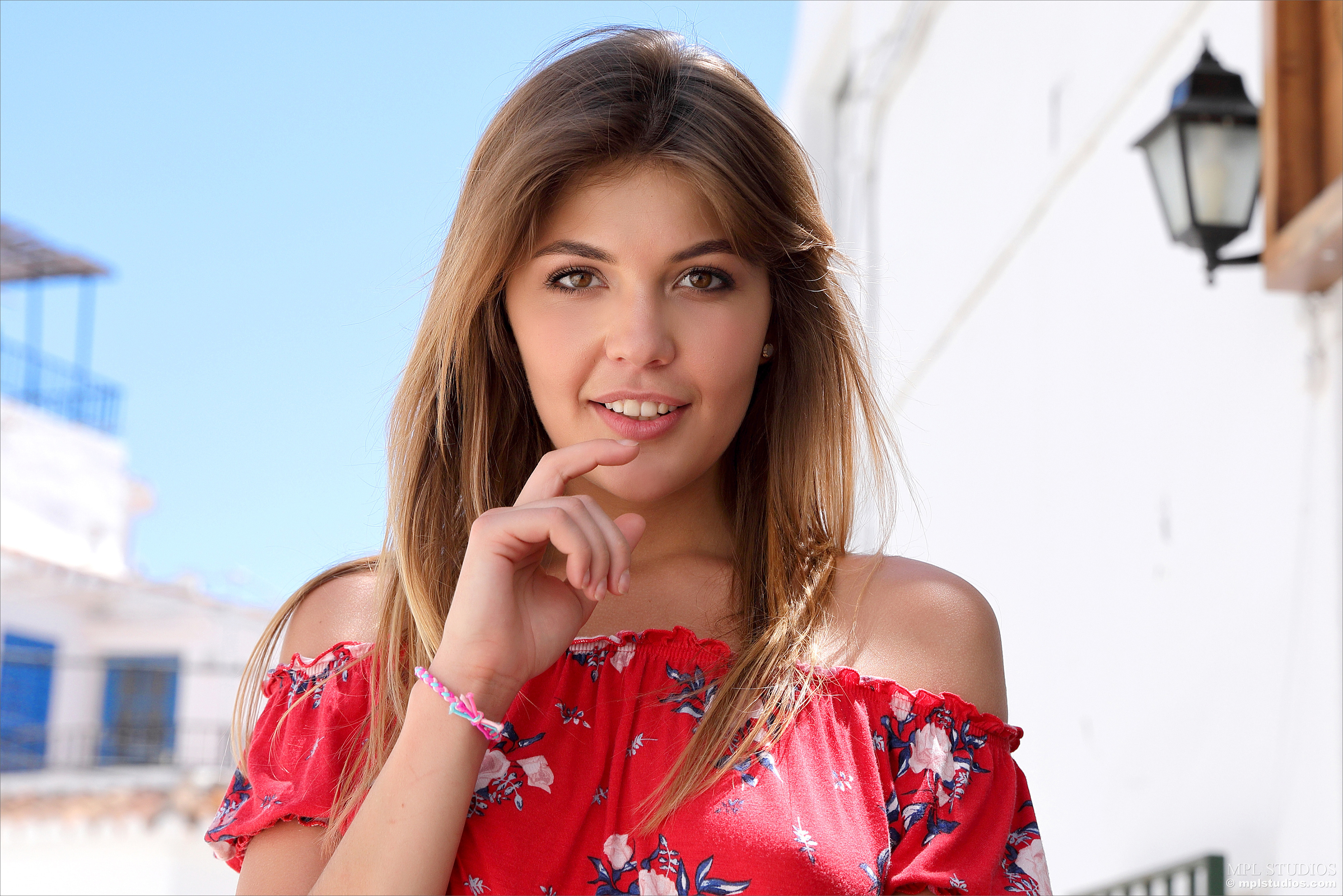 Kaitlin in MPL Studios set Postcard Frajiliana