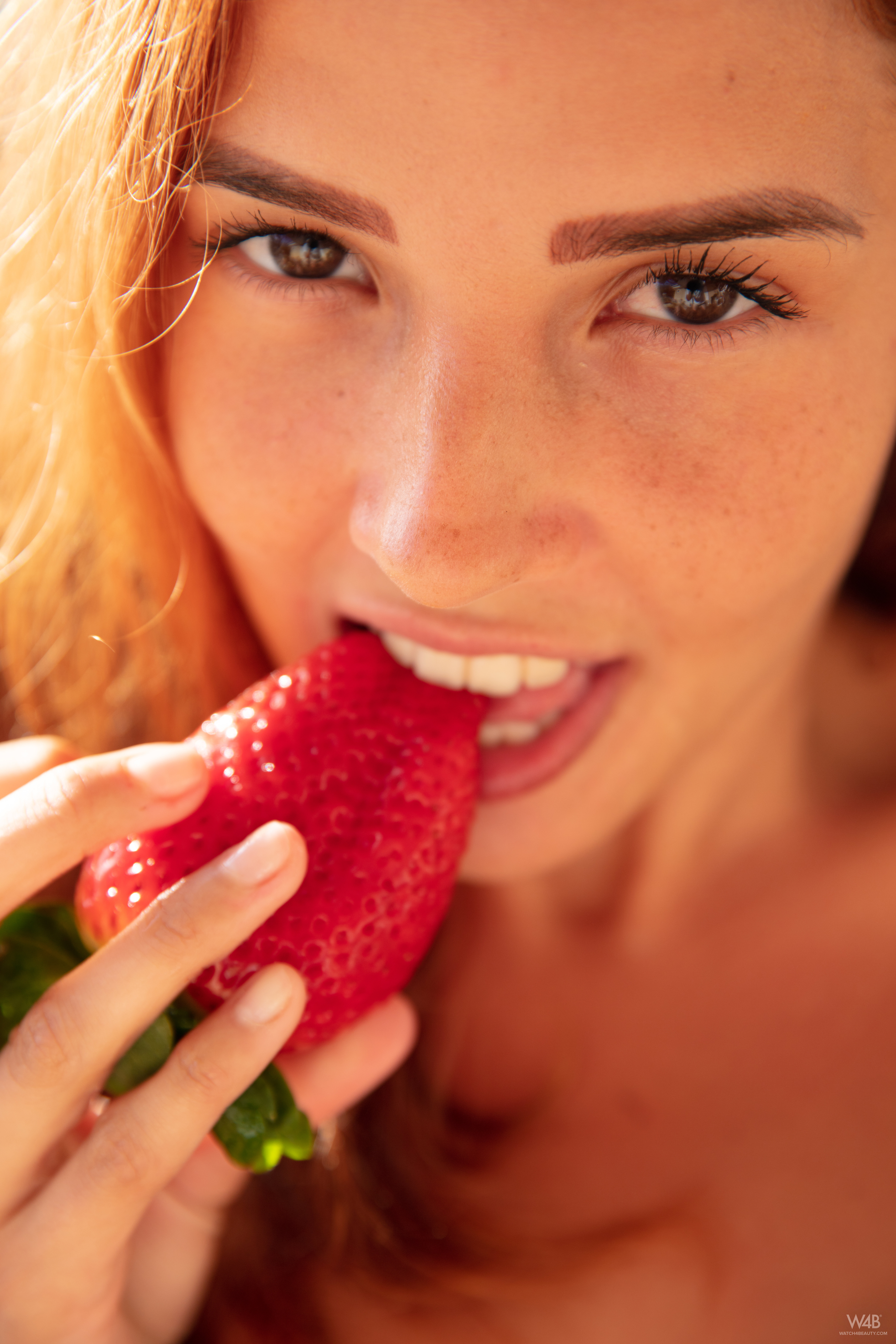 Agatha in Watch 4 Beauty set Taste The Fruit