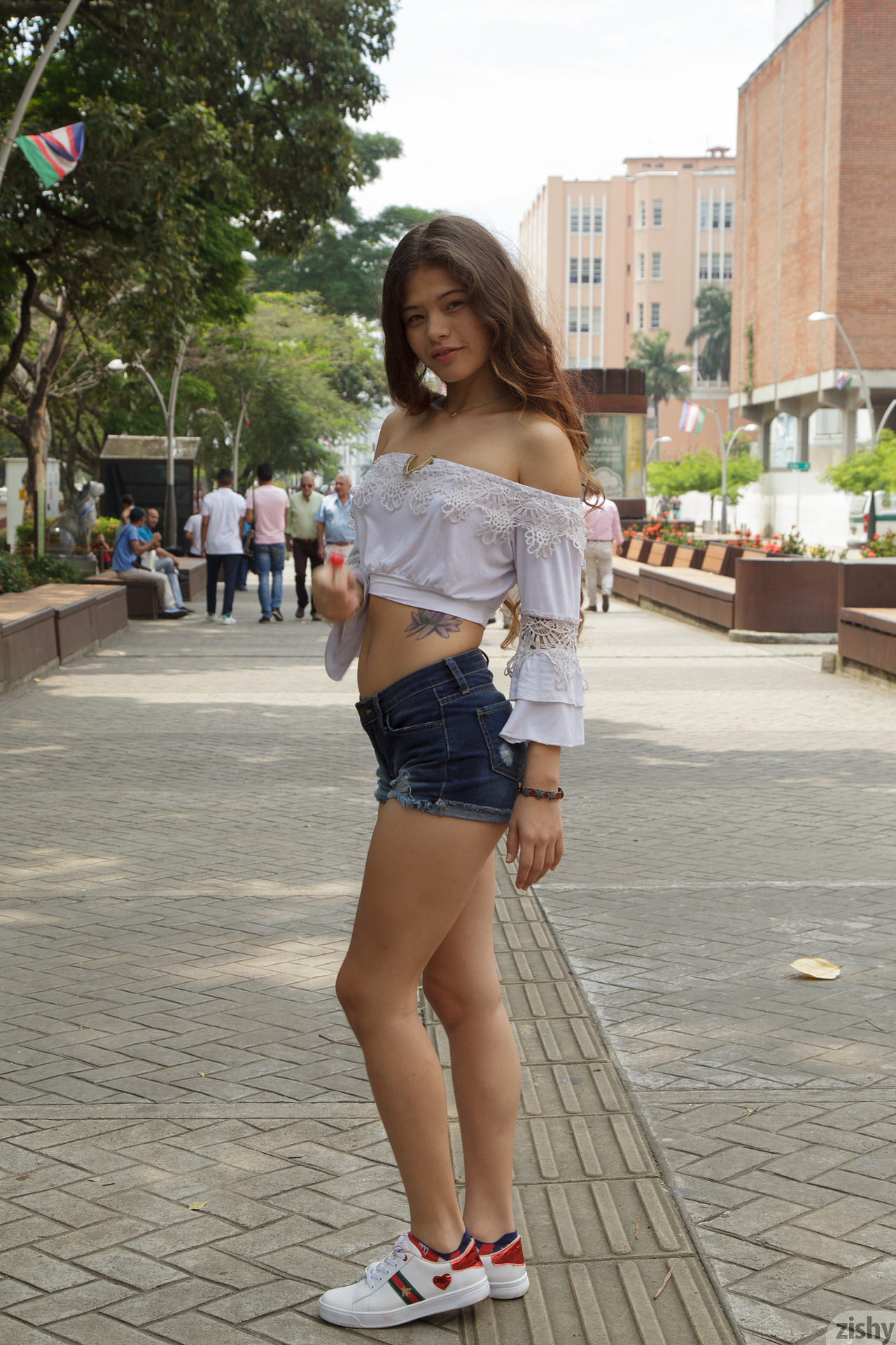 Lejandra Gomes in Zishy set Sucker For Subway
