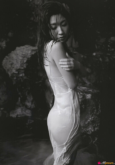 Beautiful allgravure model Mayumi Ono shows her attractive young body