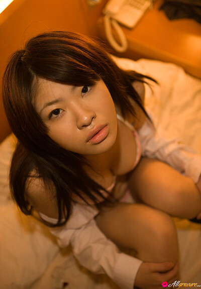 All natural angel Saori shows off her gorgeous body in Undressed