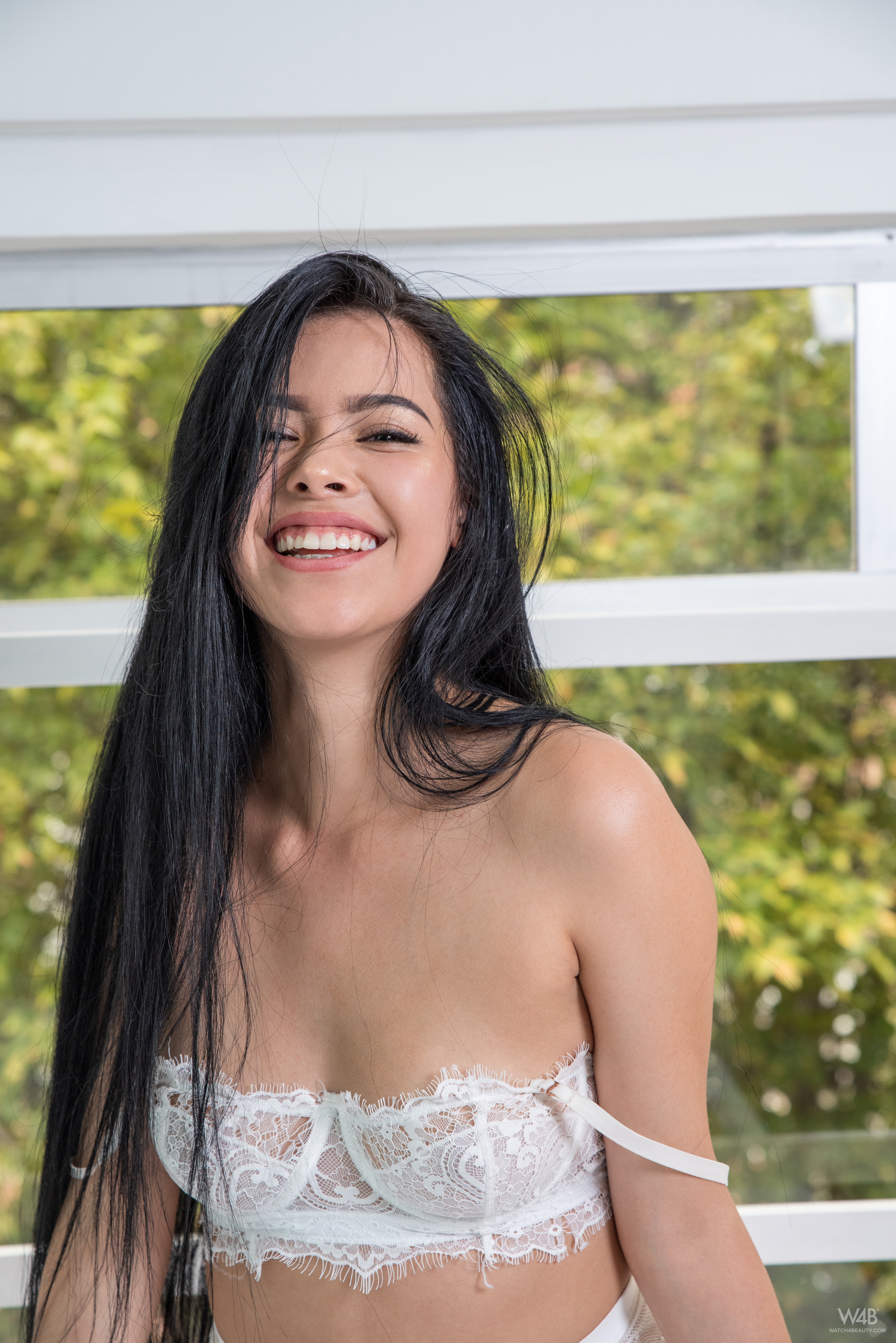 Paolina in Watch 4 Beauty set New Talent Paolina