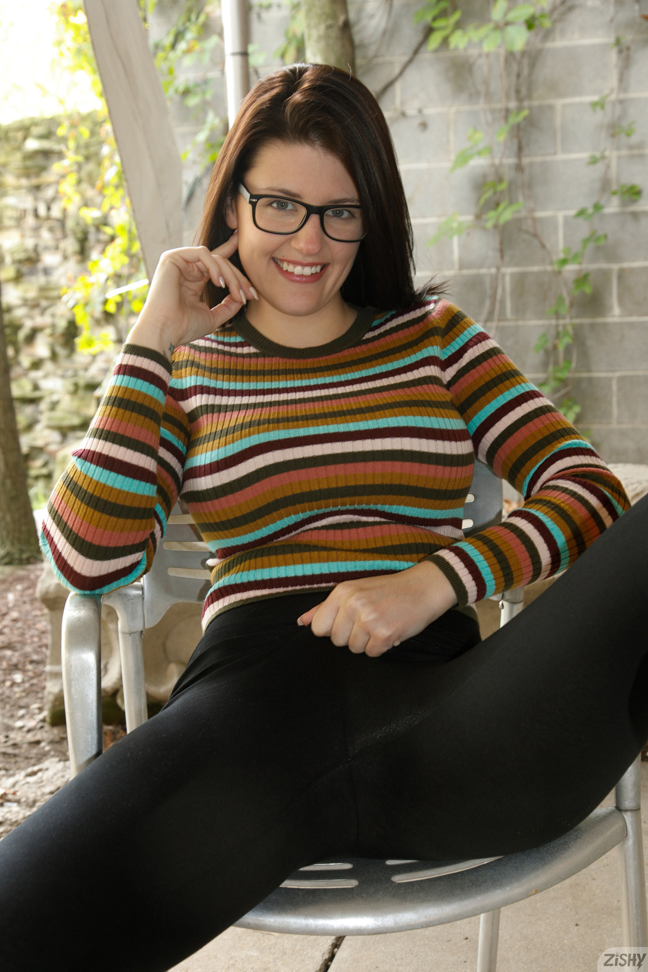 Michele James in Zishy set Who Arted