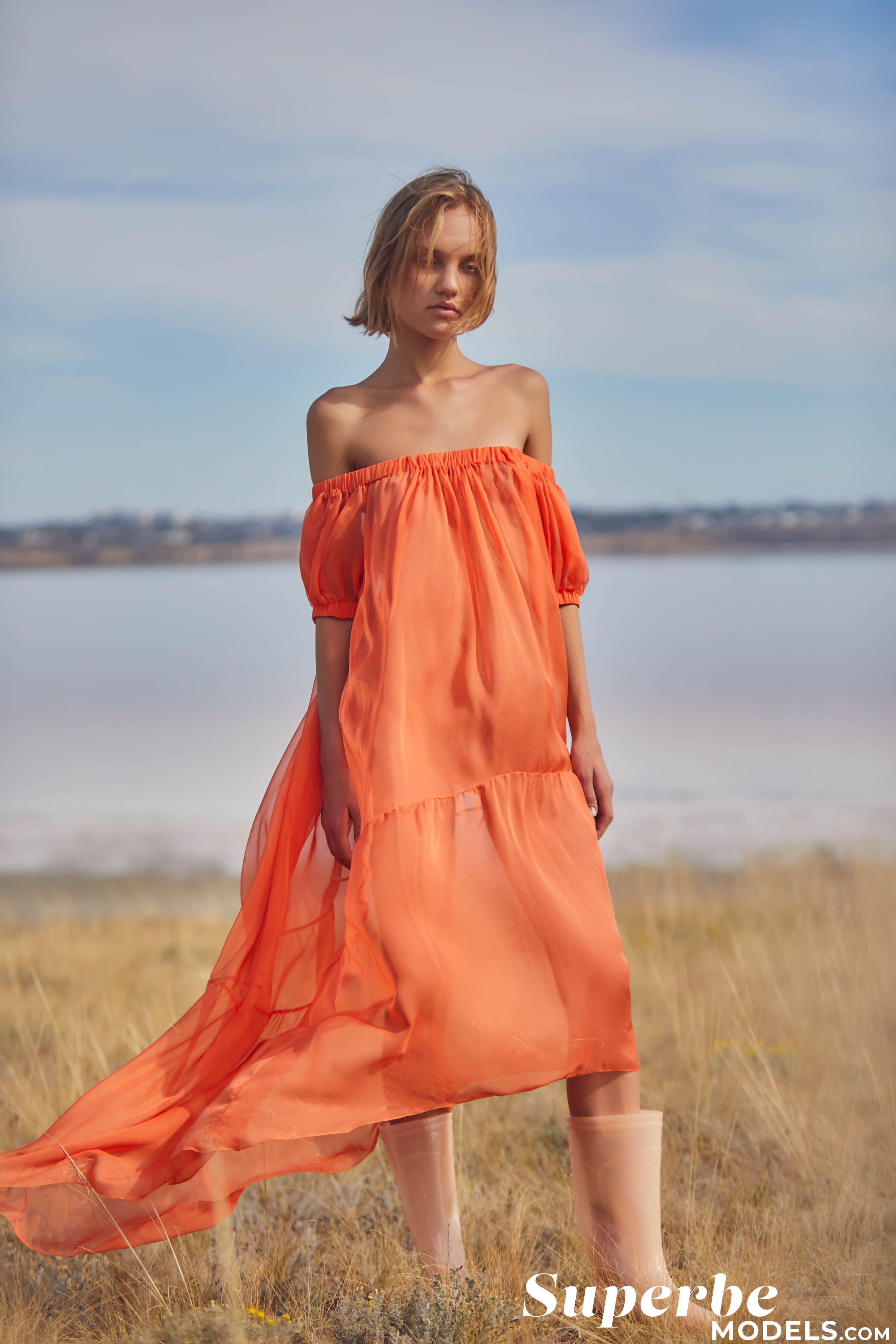 Hannah Ray in Superbe set Dead Sea Poems
