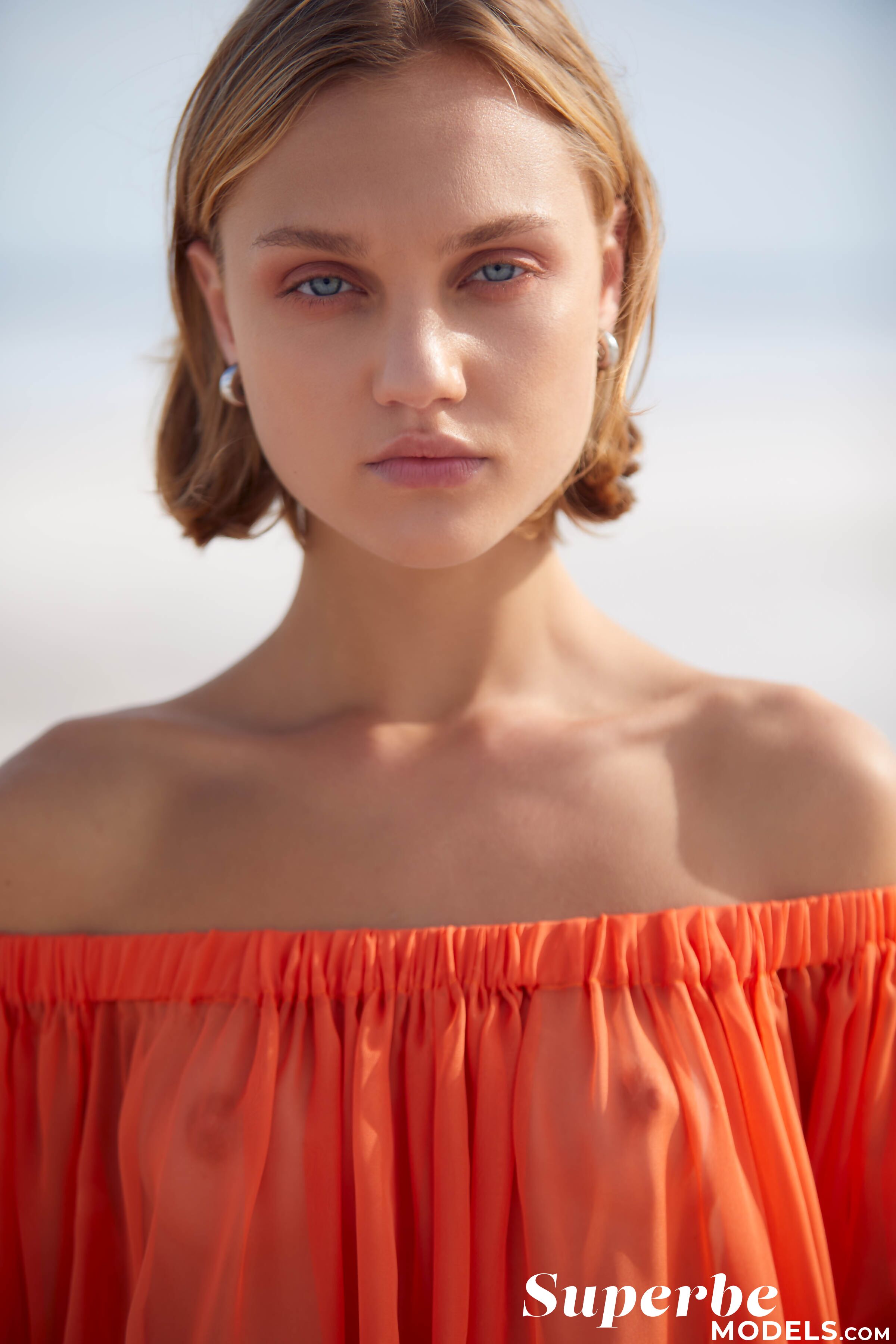 Hannah Ray in Superbe set Dead Sea Poems