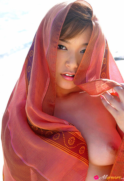 Daring and youthful allgravure model Yua Aida shows off her beautiful body