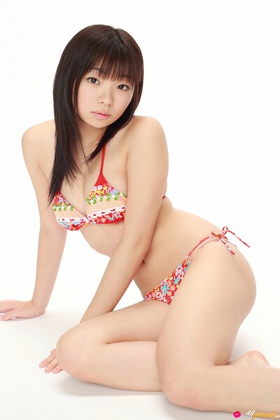 Top class vixen Riho Aitani stuns everyone with her seductive body