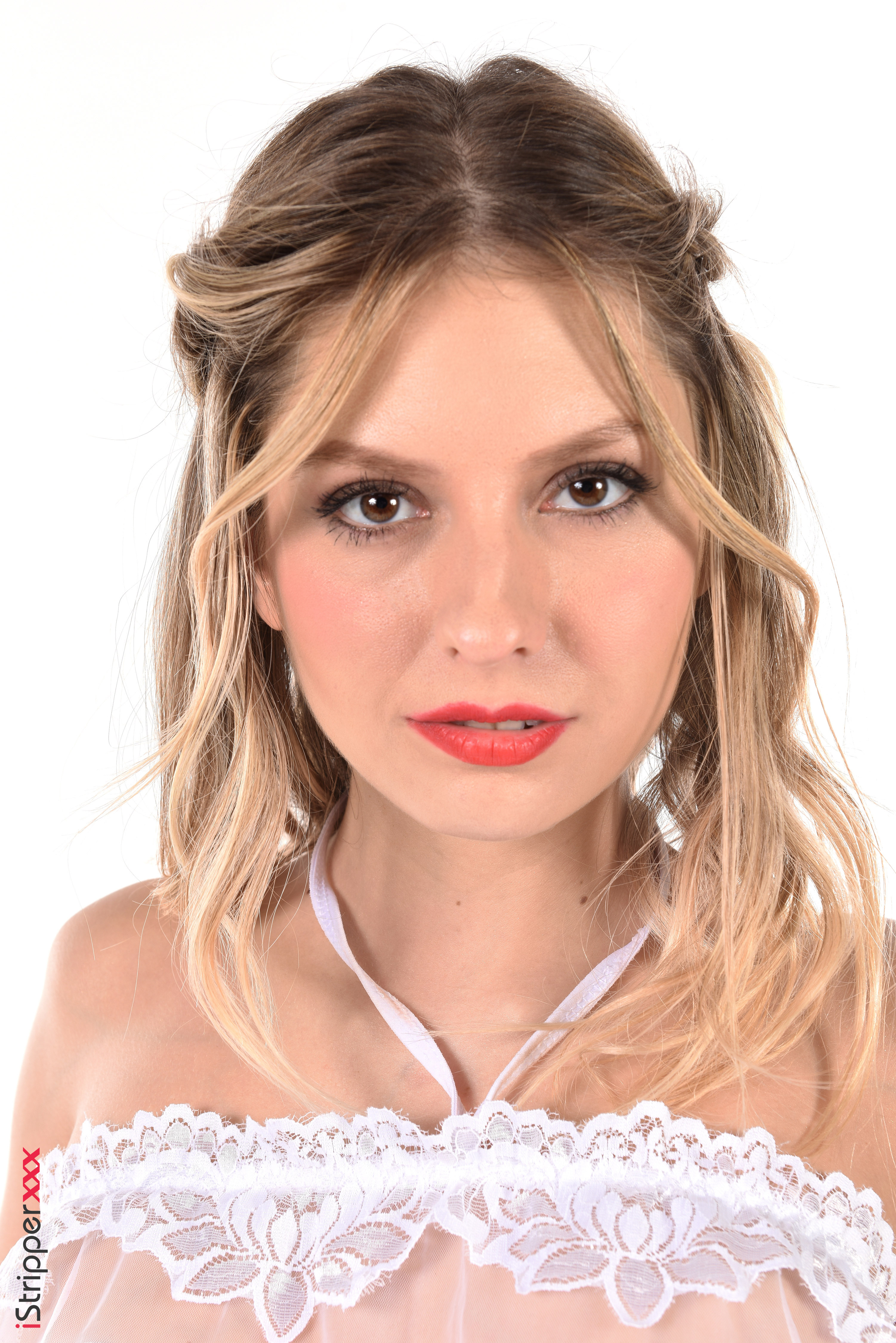 Rebecca Volpetti in Istripper set Nuit De Noces