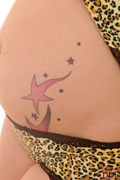 Baby Nicole in Flaunting her baby bump from 1 by Day