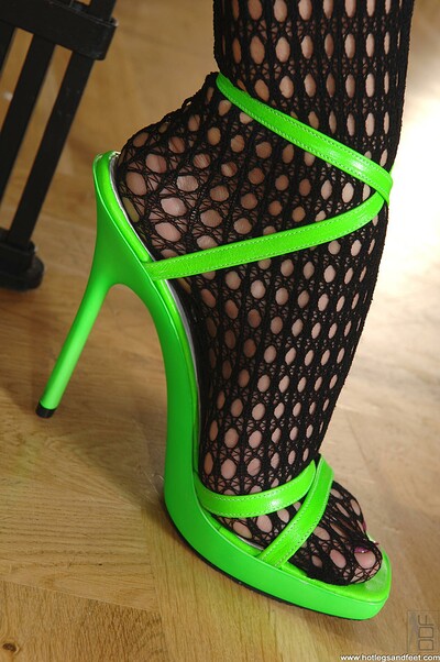 Ennie in Stunning green pumps and puntang! from Hot Legs and Feet