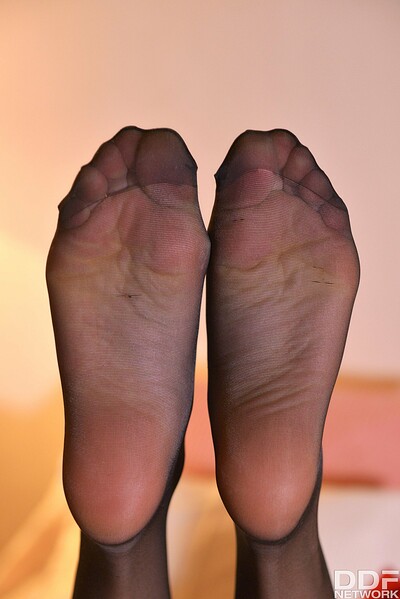 Melanie Gold in Wanton Foot Porn: A Babe's Alluring Pussy Stimulation from Hot Legs and Feet