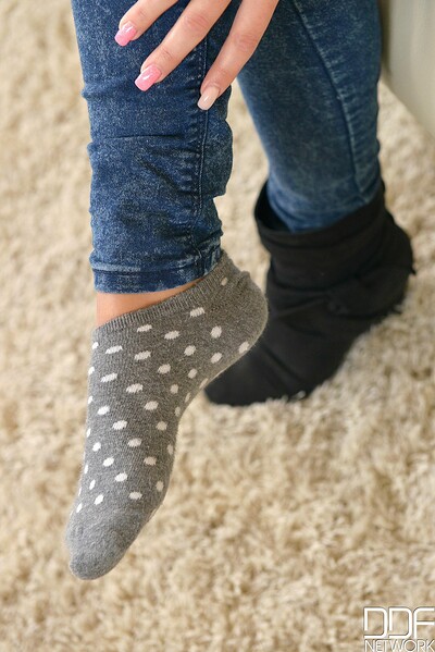 Onyx Viper in Girl Next Door Wants Us To Worship Her Bare Feet from Hot Legs and Feet