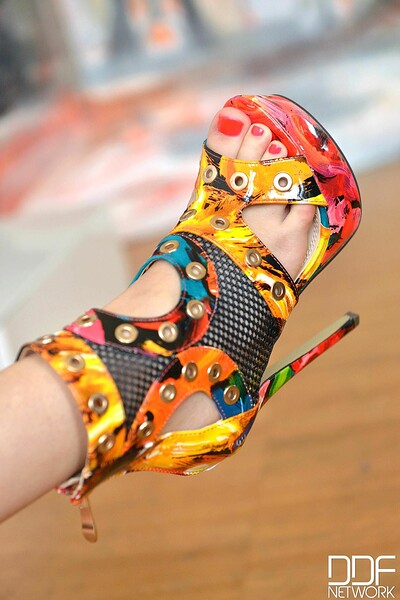 Susana Melo in High Heels Toe Teaser Tempts with Bare Feet Too from Hot Legs and Feet