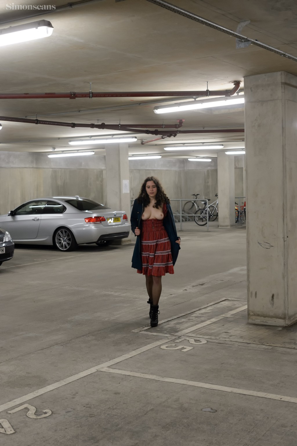 https://www.elitebabes.com/as-she-was-alone-in-the-garage-lia-walked-around-half-naked-50805/