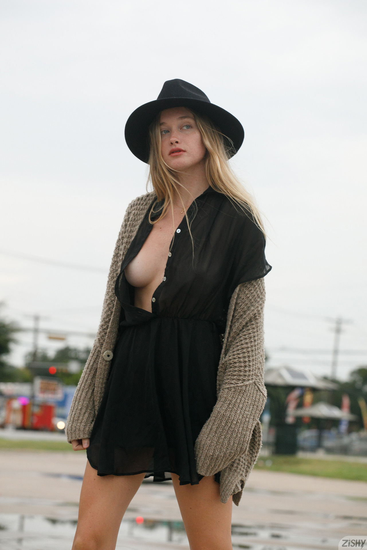 Moon Torrance in Zishy set Likes Black