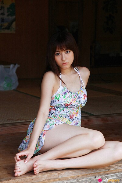 Graceful allgravure model Yumi Sugimoto gives us a glint of her love holes