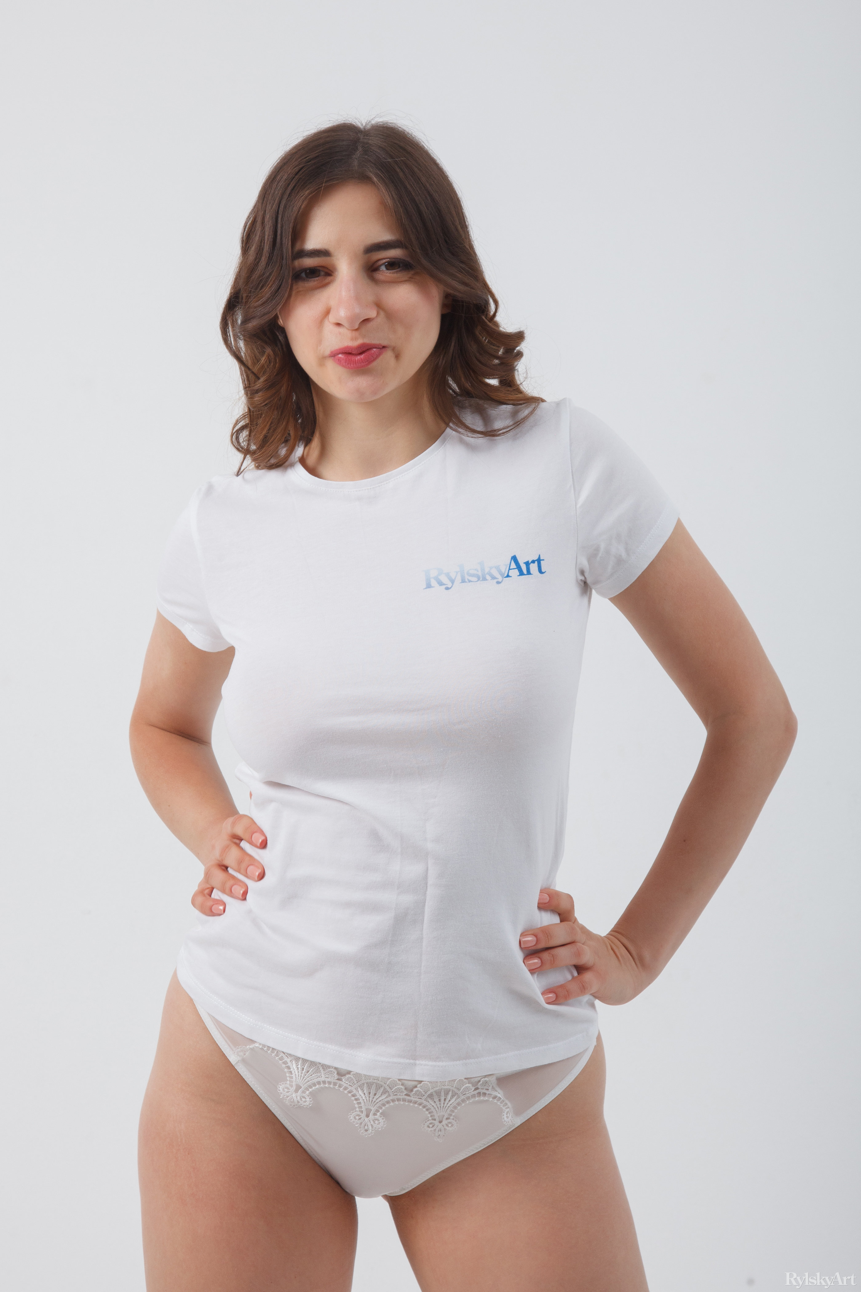 Elle Mira in Rylsky Art set Eira