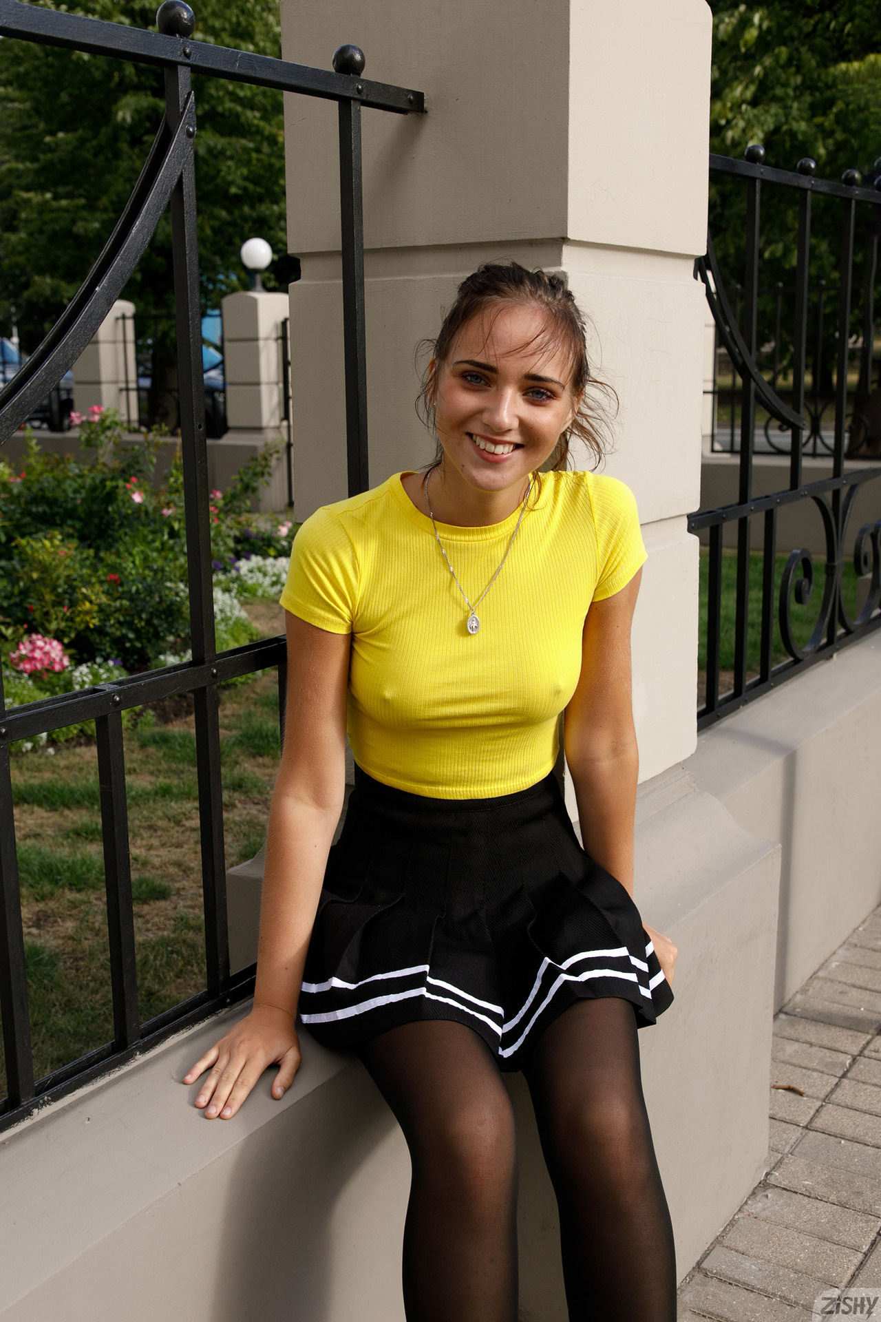 Oxana Chic in Zishy set Lemon Cream Cake