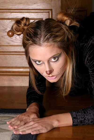 Mona in set #1353 from ATK Premium