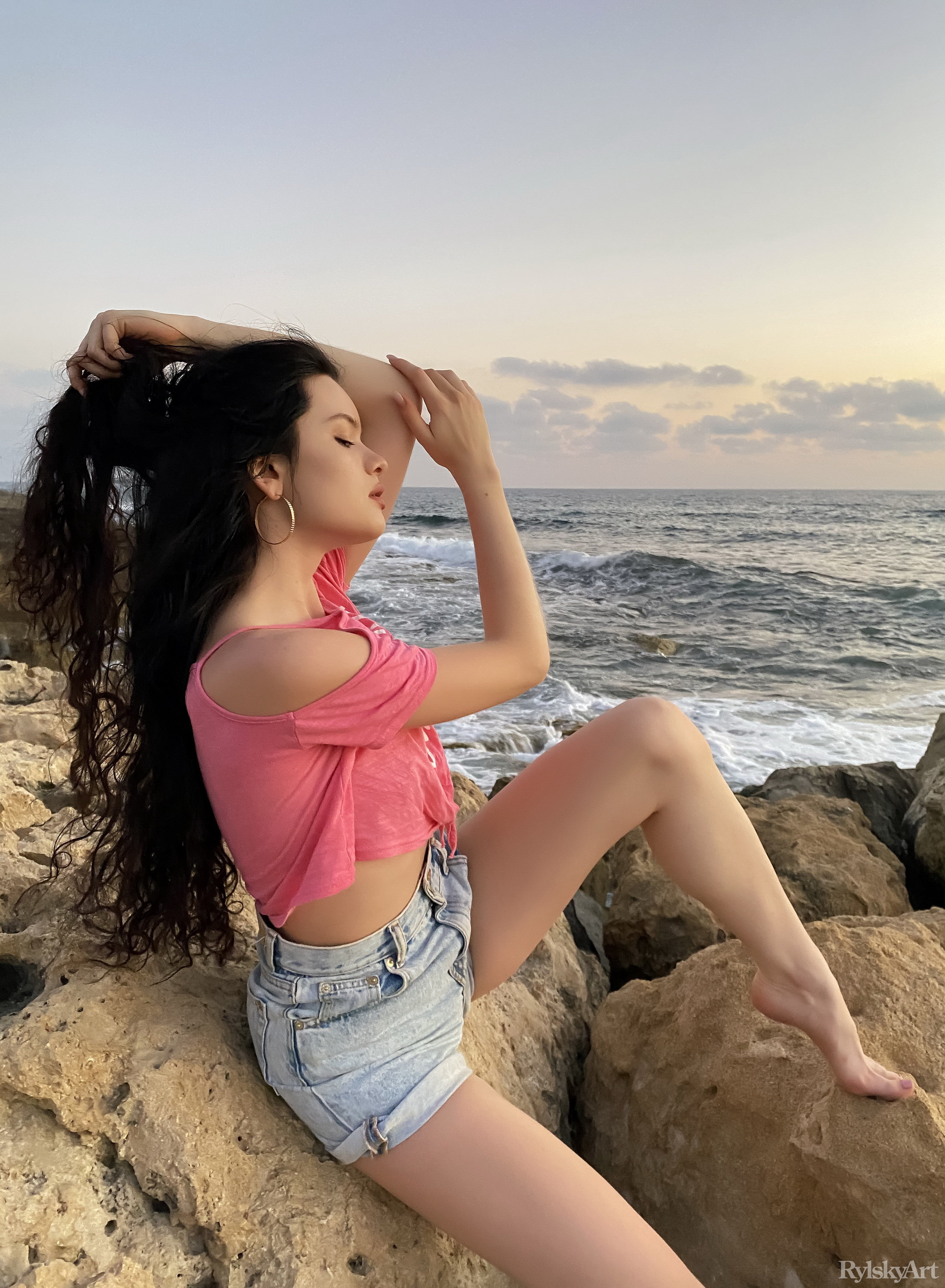 Ariana Mun in Rylsky Art set Oguri
