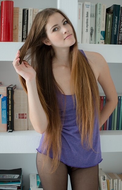 Brunette teen Vanessa wear no panties under her thick pantyhoes