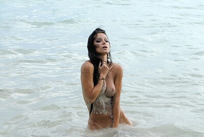 Melisa Mendini in Louis de Mirabert set Pluie De Plage