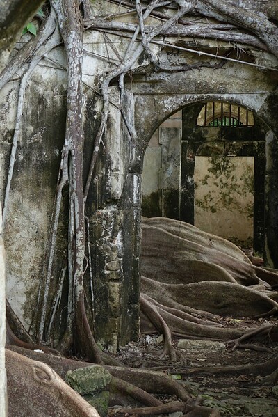 Jess in En Prison from Louis de Mirabert
