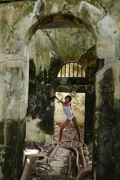Jess in Prison En Ruine from Louis de Mirabert