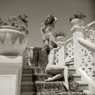 Janette-et-ornella in On The Stairway from Gallery Carre