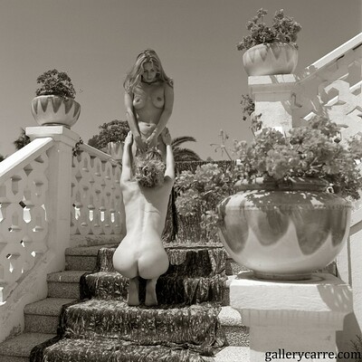 Janette-et-ornella in In The Stairs from Gallery Carre