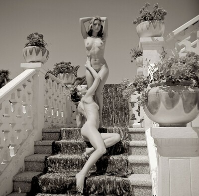 Janette-et-ornella in On The Stairs from Gallery Carre