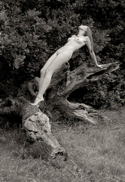 Nelly in Gallery Carre set Lake Godess