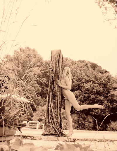 Daphnee is the type of girl who loves art and getting naked
