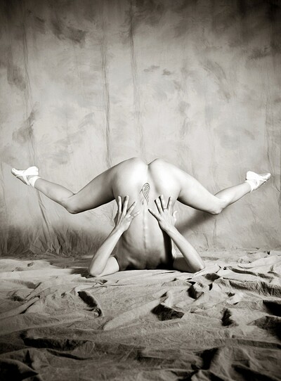 Beautiful chick shows off her booty by posing upside down without panties