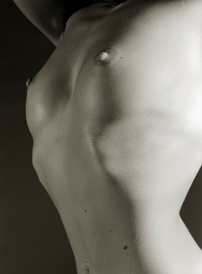Having a perfect frame gives Eva K the courage to pose nude