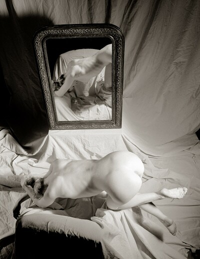 Blonde Anna likes to look in the mirror while lying naked