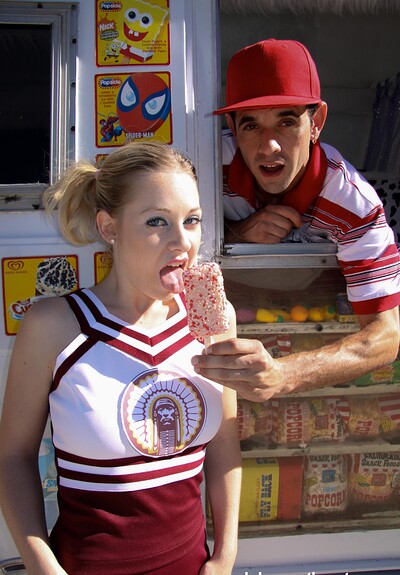 Cindy Loo in #40794 from Club Sweethearts