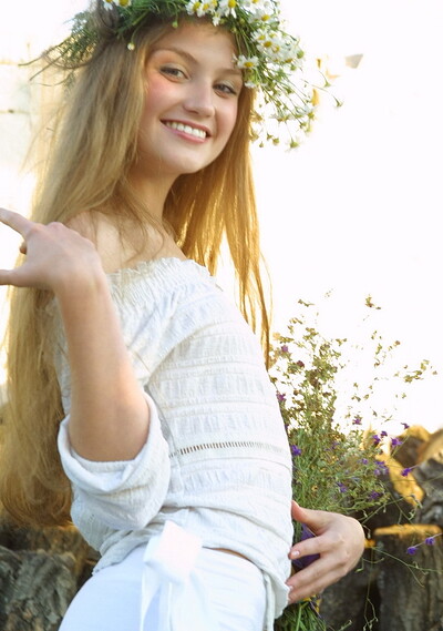 Helena in 18 Magazine set Badminton