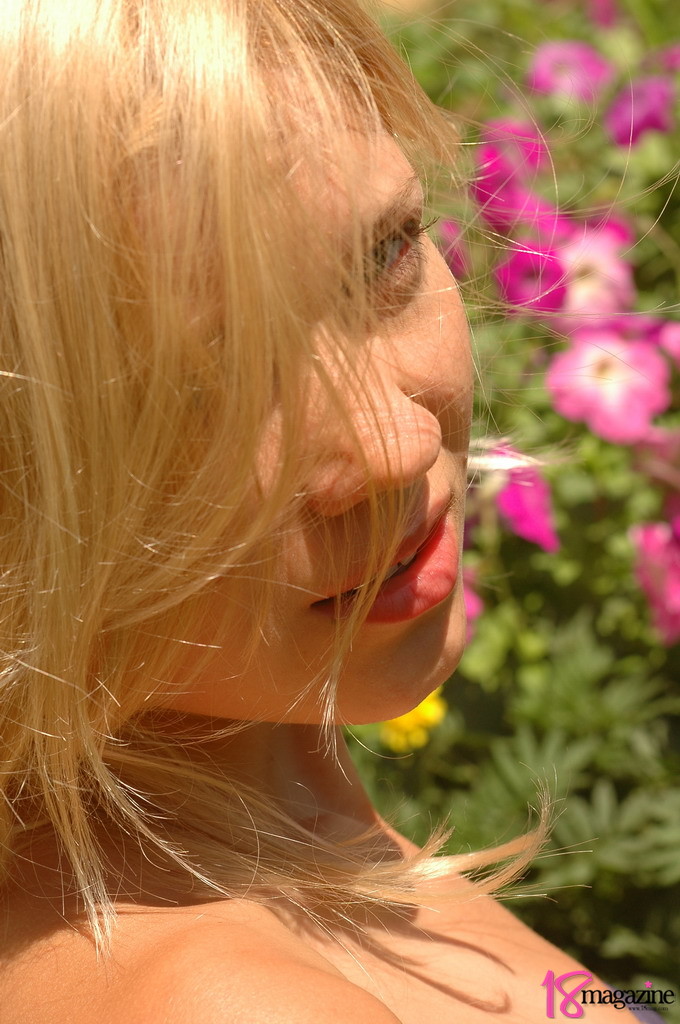 Kate in 18 Magazine set Bushes
